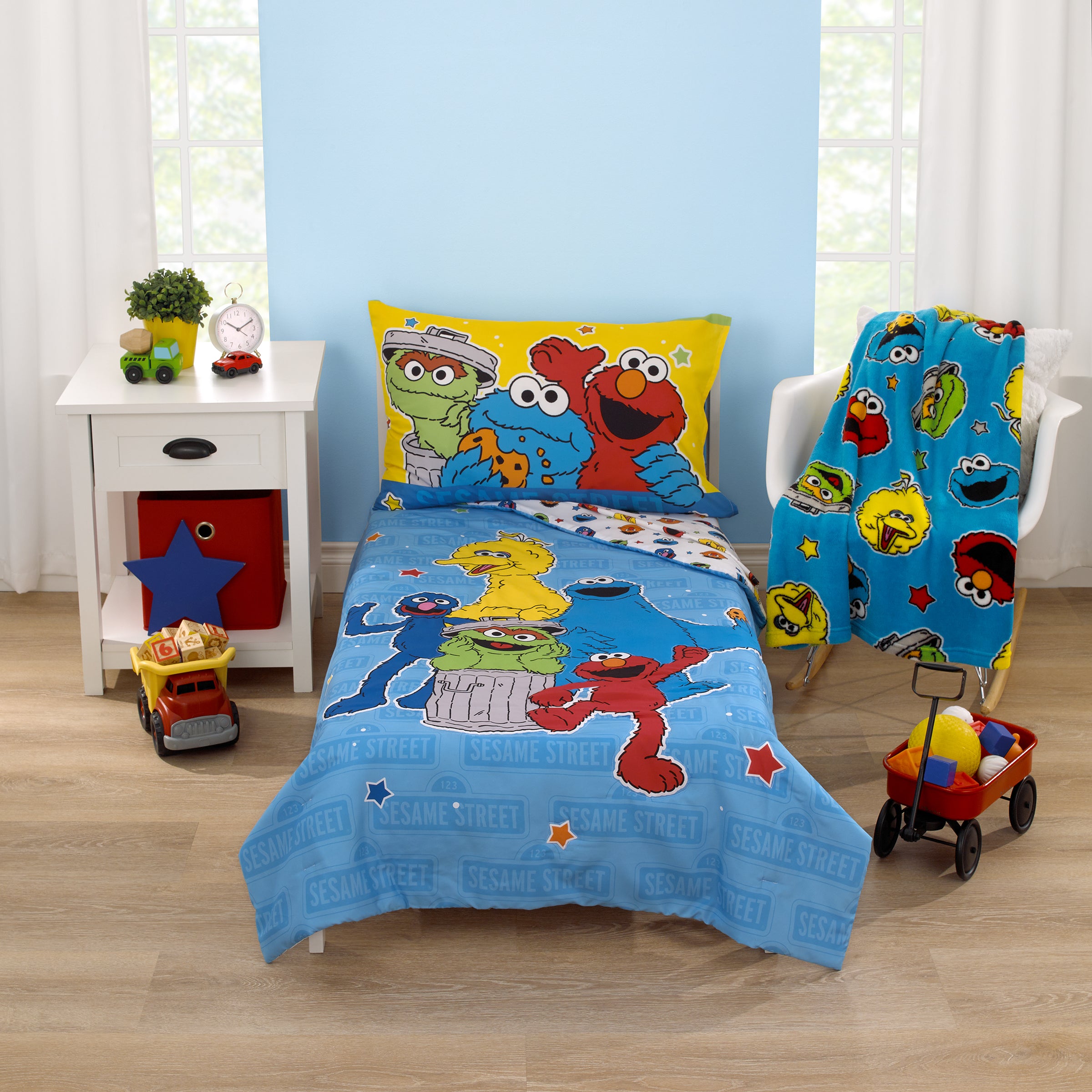 Sesame Street Come and Play Blue, Green, Red and Yellow, Elmo, Big Bird, Cookie  Monster, Grover, and Oscar the Grouch 4 Piece Toddler Bed Set - Comforter,  Fitted Bottom Sheet, Flat Top